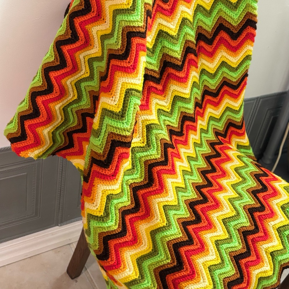 70s hand-crocheted afghan blanket with a colorful chevron (zig-zag) pattern. - Picture 5 of 8